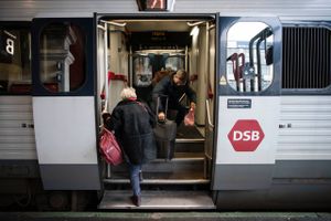 Fremover er der garanteret kompensation til togpassagerer ved forsinkelser på over 60 minutter i alle EU’s medlemslande. Godt initiativ, men der er tale om tiltag, vi i forvejen har i Danmark, fortæller DSB.