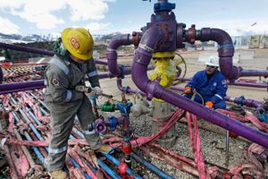Arbejdere gør klar til hydraulisk frakturering af en skifergasbrønd nær Riffle i det vestlige Colorado. Foto: AP/Brennan Linsley 
