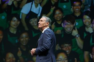 Topchefen Howard Schultz har forladt Starbucks nogle gange. Nu er han tilbage som midlertidig CEO for kaffekæden. Foto: Ted S. Warren/AP