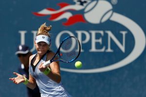 Onsdag skal Caroline Wozniacki igen op mod en venstrehåndet spiller i Wimbledon, og til den sidste træning tilkaldte hun derfor hjælp udefra.