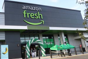 Onlinegiganten Amazon har blandt andet fysiske Amazon Fresh-butikker i USA og Storbritannien.
Foto: mpi34/MediaPunch /IPX/Scanpix.   
