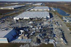 Op mod 100 Amazon-ansatte blev fanget i en lagerbygning i Illinois, da tornadoer ramte delstaten lørdag.