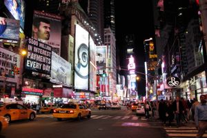 New York. Times Square på Manhattan er kendt for neonlys, musicals og kæmpe lysreklamer. Foto: Thomas Borberg