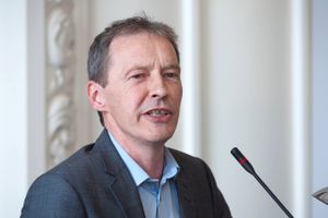 Det er ikke tilfældigt, at Lars Andersen er endt som økonom. Han er rundet af sammenhold, traditionelle familieværdier og et snusfornuftigt syn på, hvordan privatøkonomien skal bruges. Der er dog én, der altid kan lokke penge ud af ham.