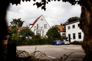 Skat har nedskrevet værdien af parcelhuse og opskrevet værdien af de grunde, de ligger på. Til venstre privat grund, til højre en erhvervsgrund på Frederiksberg. Grundskat, skat. Foto: Ditte Valente
