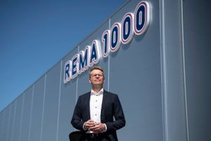 Rema 1000 sætter fart i ekspansionen på det danske marked ved at overtage en lang række butikker fra en tysk konkurrent som opgiver discountsalget her i landet.