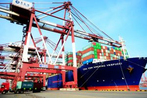 Fragtskibe lastes i Qingdao havn i Shandong provinsen. Kinas eksportmaskine fik en voldsom mavepuster, efter finanskrisen sendte den globale efterspørgsel 