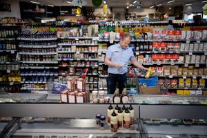 Købmand Bjørn Jacobsen med Spar-supermarkedet i vestjyske Borbjerg er en af de dagligvarebutikker under Dagrofa som i løbet af coronakrisen har skruet op for nethandel. Kunder kan bestille varer, som pakkes i Spar-butikken, hvor de kan afhentes eller blive leveret fra. Foto: Casper Dalhoff.   