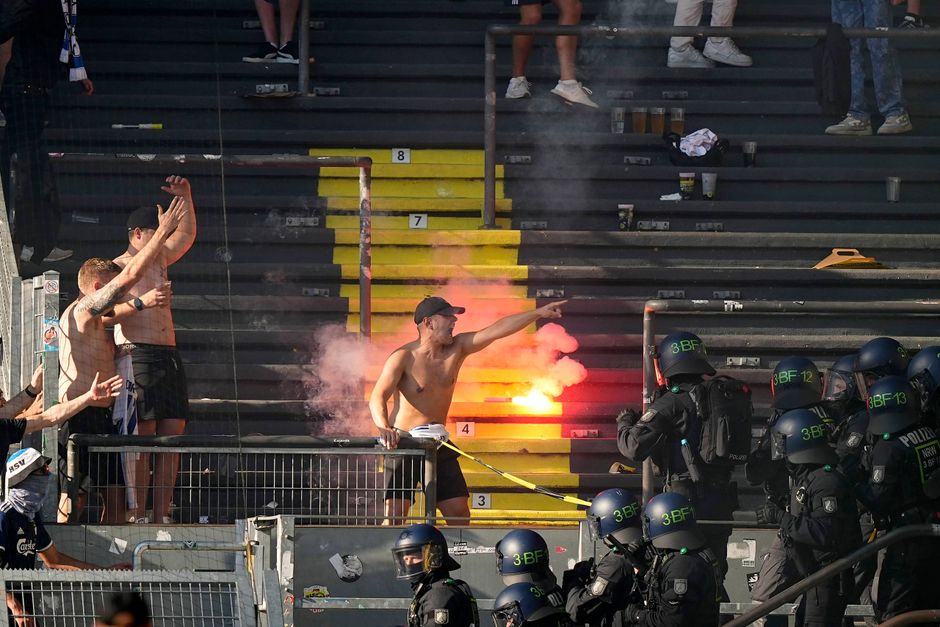 Tysk politi oplyser, at flere personer blev anholdt efter kampen i Dortmund, hvor der på tribunerne fløj romerlys og fyrværkeri igennem luften.