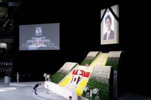 Mens Abe begraves, diskuterer Japan hans økonomiske arv. Samt hvordan Abes ideer kan opdateres i en tid plaget både af inflation og en energikrise. Den nuværende premierminister Fumio Kishida lader ikke til at have svaret.