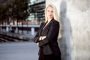 Der mangler kvinder i toppen af dansk erhvervsliv, og nu går flere store virksomheder sammen for at lære af hinandens erfaringer og uddanne flere kvindelige chefkandidater.