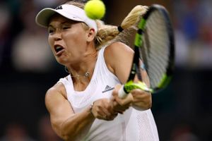 Caroline Wozniacki kæmpede forgæves i første runde af Wimbledon, hvor hun tabte til Svetlana Kuznetsova. Foto: Ben Curtis/AP