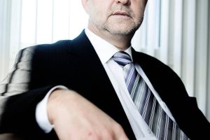 Allan Søgaard Larsen, der i disse dage får kritik for sine handlinger i sin tid som topmand for Falck, har forladt bestyrelsen i medicoselskabet Ambu med øjeblikkeligt varsel. Han har samme dag forladt sin bestyrelsespost i LøkkeFonden.