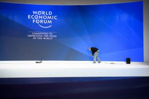 De sidste forberedelser inden World Economic Forum indleder sit 47. årsmøde i Davos mandag. Deltagerantallet er det største nogensinde, men konsekvensen er en prisspiral og antallet af tjenende ånder vokser. Foto: AP/Gian Ehrenzeller