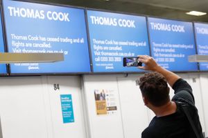 Rejsende med Thomas Cook mødte disse skærme i Gatwick Lufthavn i London, da selskabet kollapsede den 23. september. "Alle fly er aflyst" var beskeden. Foto: AP Photo/Alastair Grant