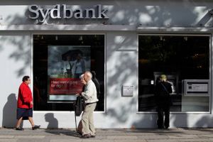 
    En masse aktionærer følte sig snydt da Syd Bank overtog Bank Trelleborg og nu kommer der et masse-søgsmål mod banken. Foto: Niels Hougaard


  