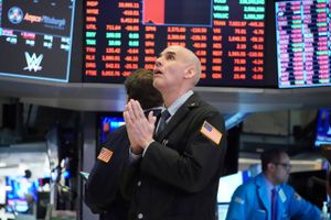 Aktiekurserne styrtdykkede i dag på børsen i New York. For fjerde gang på få dage var kursfaldene så voldsomme, at handlen i en periode blev indstillet.