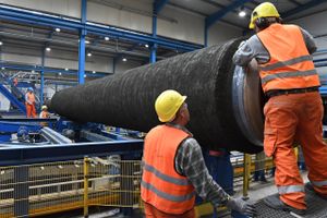I Mukran, 10 km fra Putgarten, har Wasco Coatings Germany GmbH i månedsvis haft travlt med at forsyne 90.000 stålrør til Nord Stream 2 med en specialbetonblanding. Foto: AP/Stefan Sauer