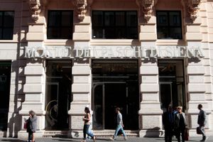 Italienske bankaktier er blevet revet fra hinanden på det seneste, og flere af bankerne er på randen af konkurs.