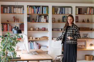 Sådan siger designer, mentor og barnebarn af møbelarkitekt Børge Mogensen, Emilie Mogensen, som bor på et landsted uden for Ry. Her finder hun roen til at skabe sine design – og til at hjælpe andre med at blive mere bevidste i skabelsesprocessen.