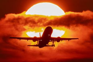 Nogle mener, at luftfart er en solnedgangsindustri, og at flyvning helt skal forbydes i bestræbelserne på at bremse den globale temperaturstigning. Andre arbejder på at udvikle klimaneutralt brændstof. Foto: AP/Michael Probst