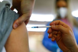 For at maksimere antallet af førstegangsvaccinerede og dermed booste immuniteten i befolkningen siger eksperter, at man bør udskyde det andet stik.   