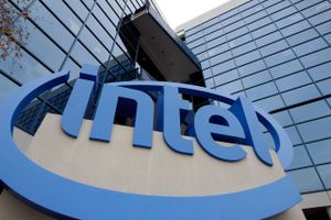 Kritiske sikkerhedshuller i en række meget udbredte Intel-processorer kan få konsekvenser for milliarder af enheder verden over. Microsoft og Amazon varsler nedetid i cloud-tjenester for at patche. Intel og AMD maner til besindelse.