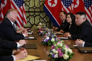 Trump og den nordkorenske leder har taget hul på andendagen af deres topmøde i Vietnam.