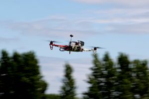 Legetøj eller farligt våben? Forsker advarer mod, at dronen kan blive farligere end atomvåbnet.