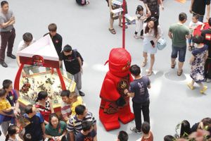 As part of the LEGO® NINJAGO tour in China, the Grandview Mall in Guangzhou was transformed into a LEGO NINJAGO-themed world. Children and their parents were encouraged to interact with one another by building with LEGO bricks and completing several fun, creative and engaging tasks. Foto: Lego