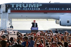 Republican presidential candidate Donald Trump addresses supporters at a rally held at the Sacramento International Jet Center, Wednesday, June 1, 2016, in Sacramento, Calif. Foto: Ap/Jae C. Hong