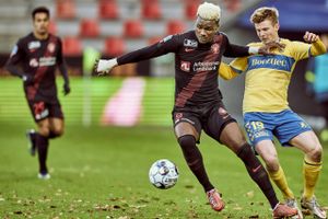 Sory Kaba FC Midtjylland og Brøndbys Morten Frendrup i en intens duel, ligesom deres to hold har været gennem hele sæsonen i toppen af Superligaen. Foto: Claus Bonnerup