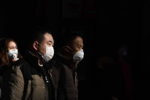 Antallet af kinesere, der er begyndt at bære mundbind, er steget kraftigt, fortæller danskere, der befinder sig i de to store millionbyer Beijing og Guangzhou.