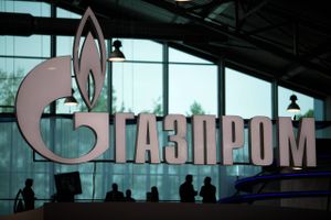 Det russiske olie- og gasselskab Gazprom har over weekenden stoppet leverancen af gas til Italien. Gazprom kalder det en strid om nye regler i grænselandet Østrig. Italien forventer, at gasstoppet fortsætter mandag. 