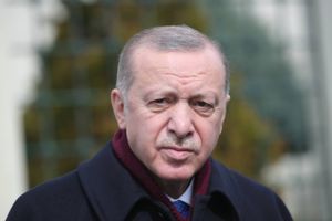 Analyse: Erdogans beslutning om at trække Tyrkiet ud af en international konvention, fyre centralbankchefen og forsøge at forbyde landets tredjestørste parti handler om politisk overlevelse.