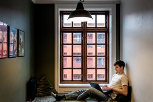En pæn del af lønnen fra studiejobbet i Meny ryger direkte ind på investeringskontoen hver måned.