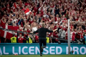 Danmarks landstræner Kasper Hjulmand jubler foran fans efter EM-kampen mellem Danmark og Rusland i Parken. Foto: Scanpix