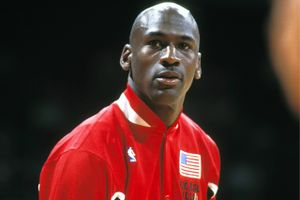 Der er ingen over eller bare på siden af Michael Jordan, når det kommer til at have tjent flest penge på sin sport. Og pengene vælter fortsat ind på hans bankkonto. Her er han før en kamp for Chicago Bulls mod Miami Heat i 1992. Foto: AP Photo / Al Messerschmidt. 