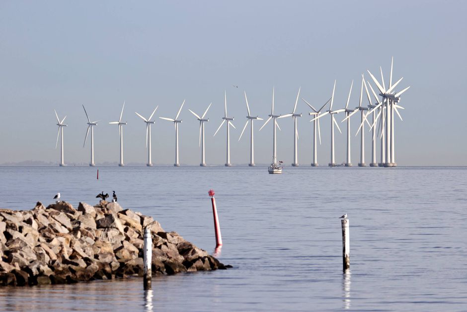 Havvindmøller kan synes som en bekvem løsning, men den er også dyr og langtrukken for danskerne, der har brug for en debat om alternativer, mener indlæggets skribenter. Arkivfoto: Jens Dresling