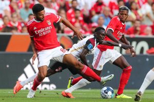 Pione Sisto og resten af FC Midtjylland-holdet fik ørerne i maskinen tirsdag aften mod Benfica, som vandt Champions League-kvalifikationskampen med 4-1. Foto: Miguel A. Lopes/EPA/Ritzau Scanpix