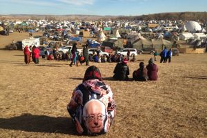 Indianere protesterer nær Cannon Ball i North Dakota mod bygningen af Dakota Access-olierørledningen. Foto: AP/James MacPherson