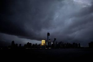 The skyline of lower Manhattan,  as seen from Exchange Place, is mostly in darkness except for the Goldman Sachs building after a preventive power outage caused by giant storm Sandy, in New York October 30, 2012. Millions of people in the eastern United States awoke on Tuesday to flooded homes, fallen trees and widespread power outages caused by Sandy, which swamped New York City's subway system and submerged streets in Manhattan's financial district. More than two-thirds of the U.S. East Coast's refining capacity was shut down and fuel pipelines idled due to Hurricane Sandy. Early assessments show the region's biggest plants may have escaped without major damage. REUTERS/Eduardo Munoz (UNITED STATES - Tags: ENVIRONMENT DISASTER ENERGY CITYSPACE TPX IMAGES OF THE DAY) FOR BEST QUALITY IMAGE ALSO SEE: GM1E8BU19QD01.  FOR EDITORIAL USE ONLY. NO COMMERCIAL SALES WORLDWIDE UNTIL JANUARY 7, 2018. FOR MORE INFORMATION, PLEASE CONTACT YOUR CONTACT YOUR LOCAL SALES REPRESENTATIVE”. - RTR39RLY. Foto: Eduardo Munoz / Reuters
