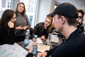 Danmark er blandt de lande i Europa, hvor man bliver kortest tid på samme arbejdsplads. Især de unge og nyuddannede har travlt med at skifte job, bl.a. fordi de gerne vil have et langt og spændende cv. Ikke nødvendigvis en ulempe for arbejdsgiver, siger ekspert.