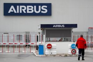 Den europæiske flyproducent Airbus vil de næste to år producere 40 pct. færre fly, og op mod 15.000 ansatte i produktionen står til at miste jobbet.   