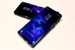 Samsung er kendt for sine Galaxy mobiltelefoner og nu pønser selskabet på at sende en mobil på markedet, der kan foldes sammen og have en sammenhængende skærm. Foto: AP/Manu Fernandez