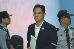 Lee Jae-yong, vicedirektør for Samsung, føres til en høring d. 12. oktober efter at have appelleret en korruptionsdom. Men skandalerne forsætter - nu ser politiet nærmere på Lees far, firmaets bestyrelsesformand. Foto: AP Photo/Lee Jin-man