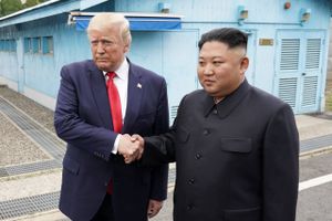 Et historisk møde mellem Trump og Nordkoreas Kim Jong Un resulterer i, at de genoptager atomforhandlinger.
