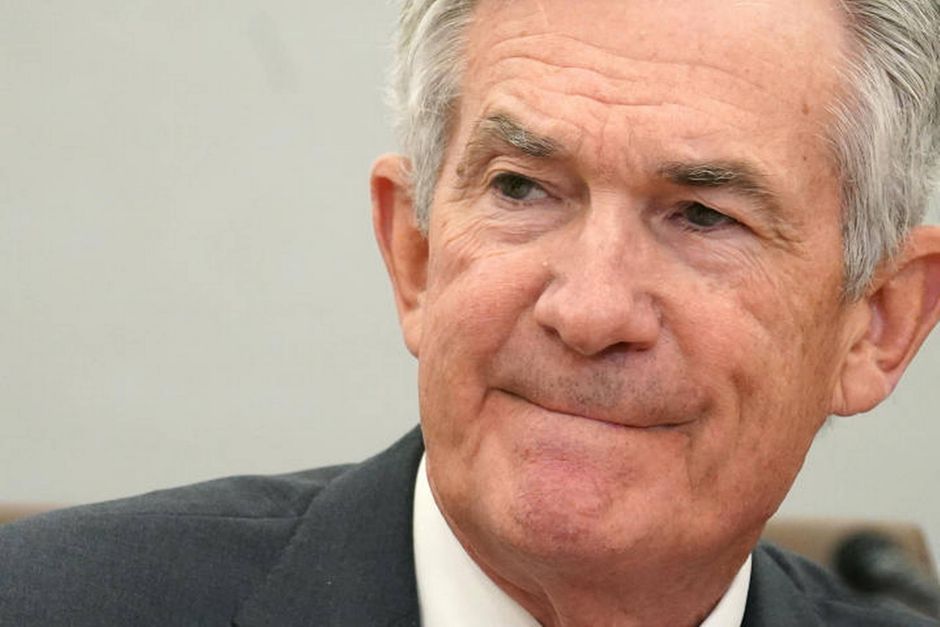 Federal Reserve-chef Jerome Powell lægger op til at lempe rentestramningerne. Kampen mod inflationen er langtfra ovre, advarer han.