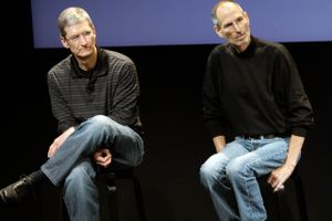 Apple-topchef Tim Cook (til venstre) og den nu afdøde stifter Steve Jobs ses her på et arkivfoto fra juli 2010. Cook er langt mere fokuseret på miljøet end sin forgænger, hvilket bl.a. Greenpeace glæder sig over.