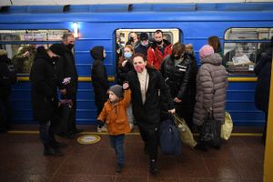 Folk myldrer ud af metroen i Kiev tidligt torsdag morgen. Foto: Daniel Leal/AFP